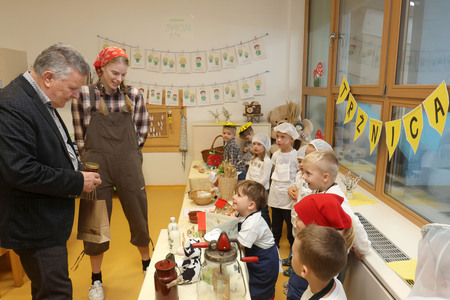 Tradicionalni slovenski zajtrk  vrtec Cerknica 07 Foto Ljubo Vukelič